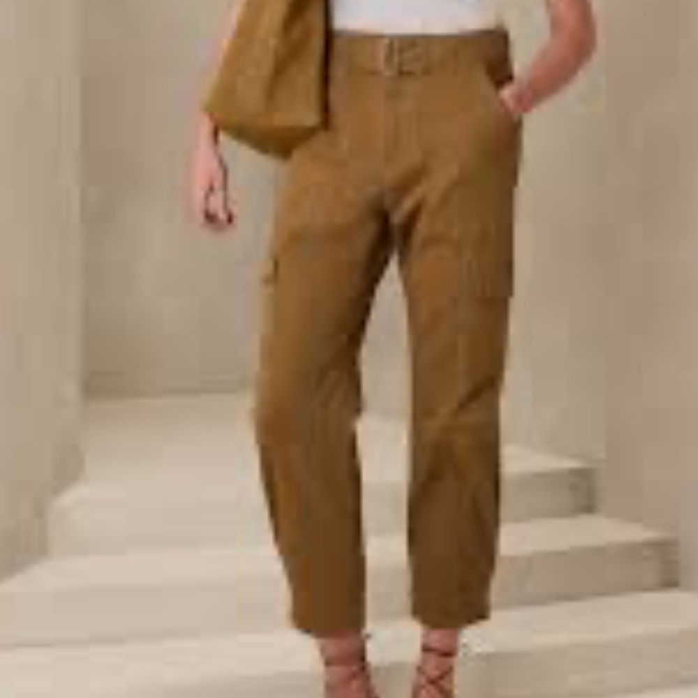 High-Rise Cargo Crop Pants in Camel